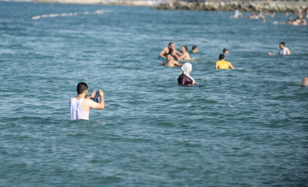 Bursa'da sıcaktan bunalanlar denize akın etti