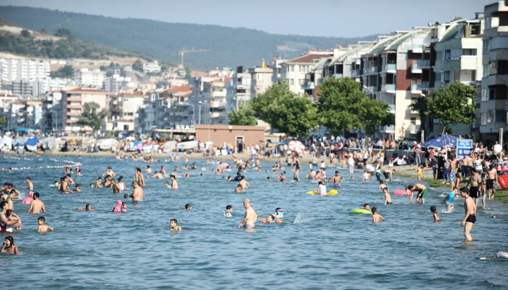 Bursa'da sıcaktan bunalanlar denize akın etti