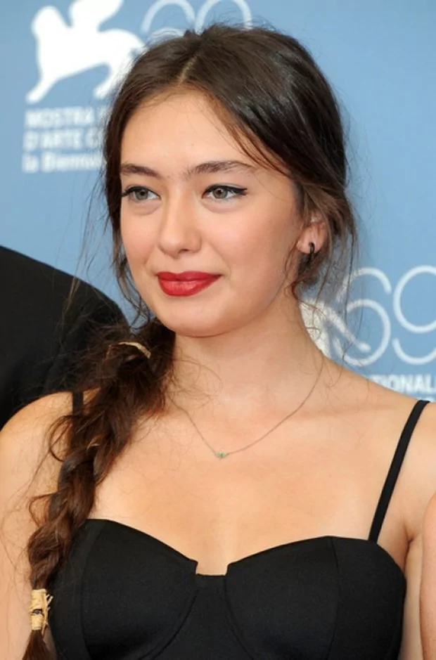 Ünlü isimler hangi bölümlerden mezun?