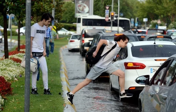 Megakentten sel manzaralı