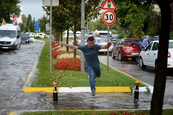 Megakentten sel manzaralı