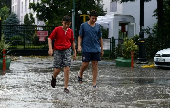 Megakentten sel manzaralı