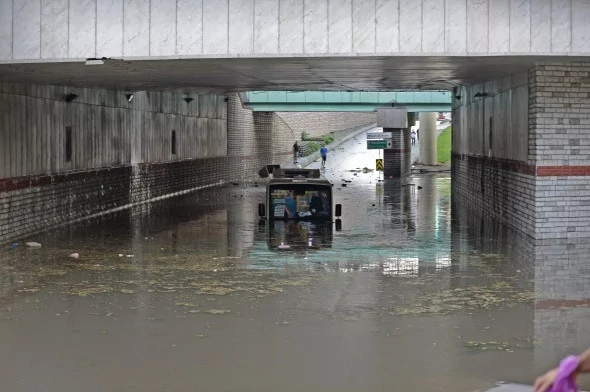 Megakentten sel manzaralı