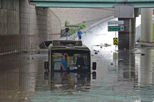 Megakentten sel manzaralı