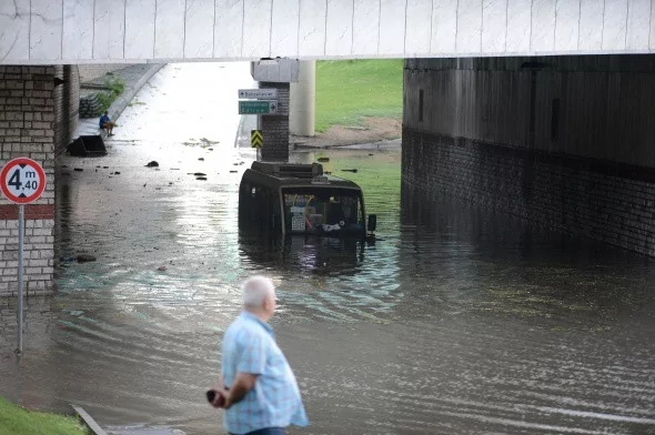 Megakentten sel manzaralı