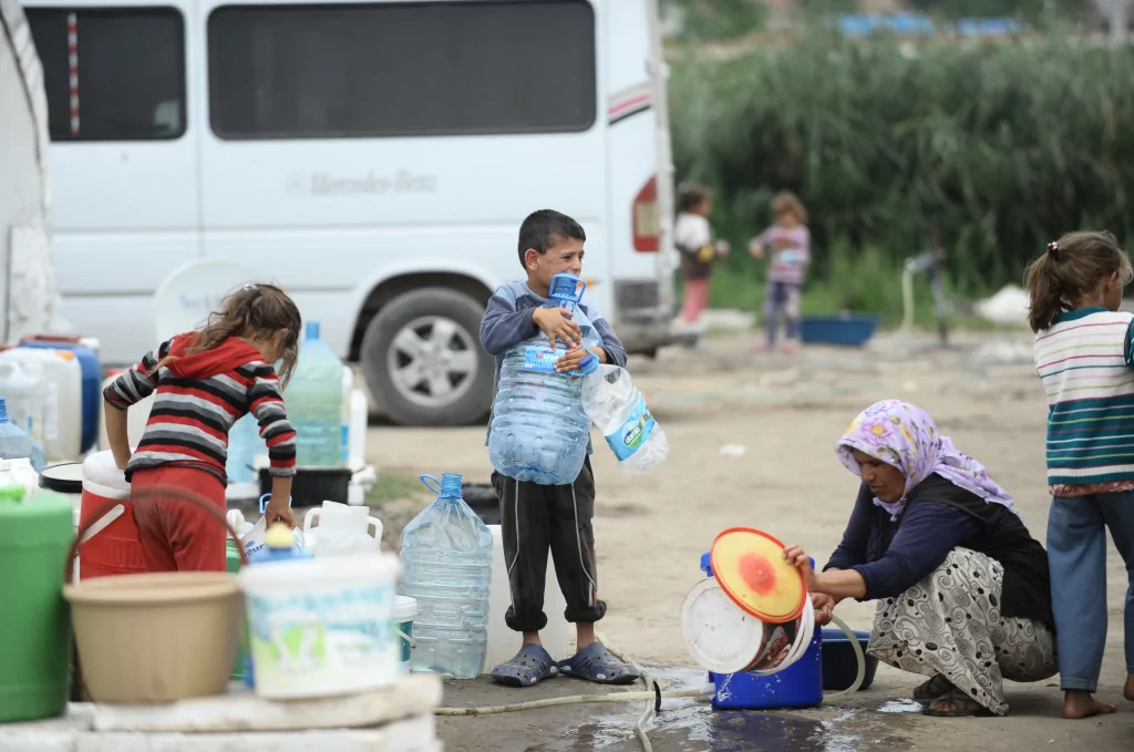 Dolu mevsimlik işçilerini de vurdu
