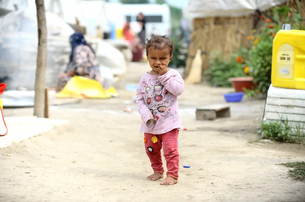 Dolu mevsimlik işçilerini de vurdu