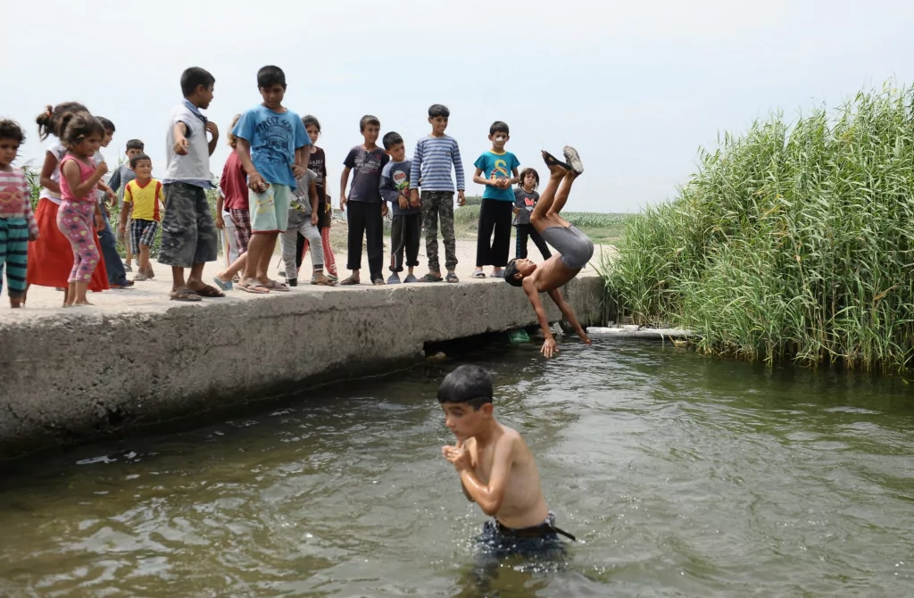 Dolu mevsimlik işçilerini de vurdu