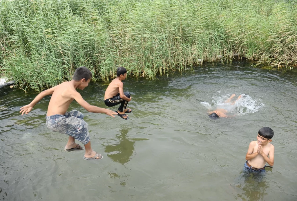 Dolu mevsimlik işçilerini de vurdu