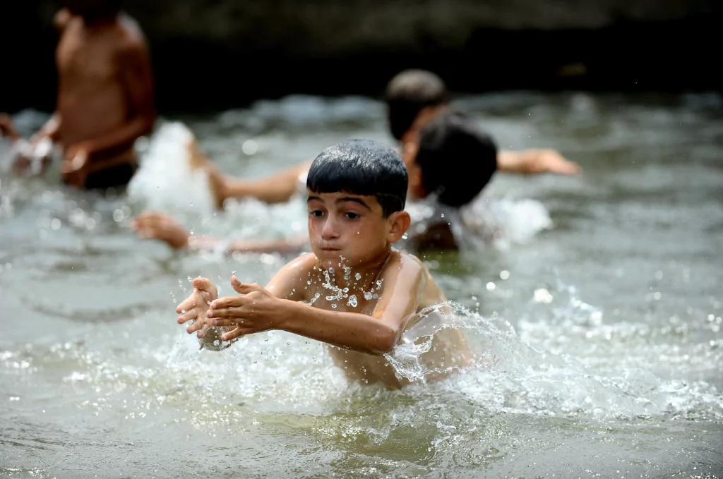 Dolu mevsimlik işçilerini de vurdu