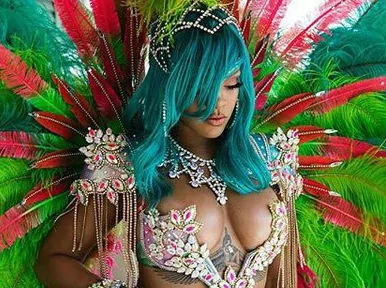 Rihanna'nın festival tarzı büyüledi