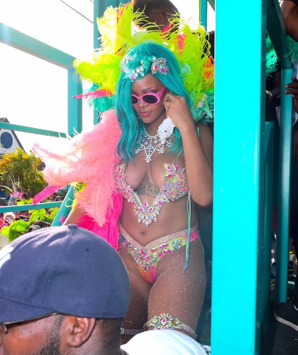 Rihanna'nın festival tarzı büyüledi