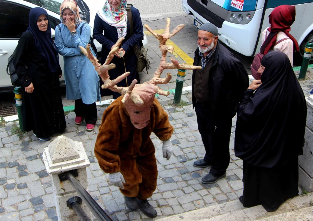 Bursa'da geyik kostümlü eylem
