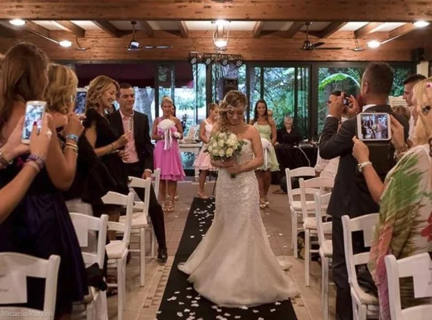 Kendisiyle evlenen 'yalnız gelin'