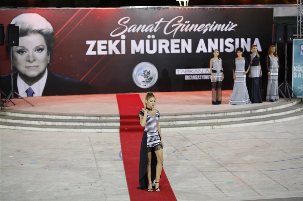 Bursa'da Zeki Müren defilesi