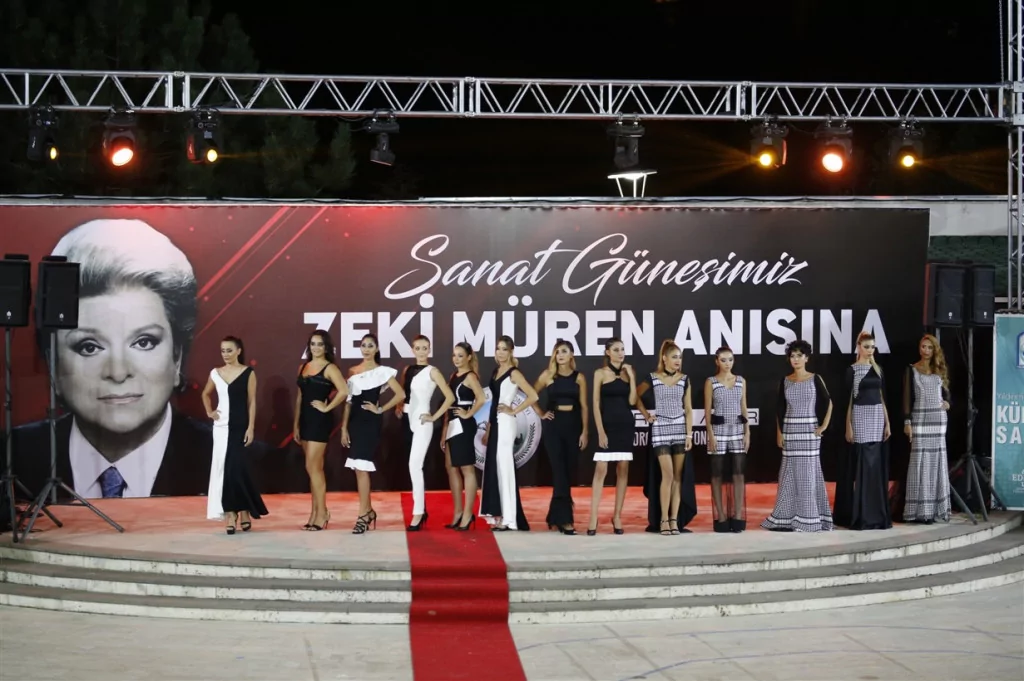 Bursa'da Zeki Müren defilesi