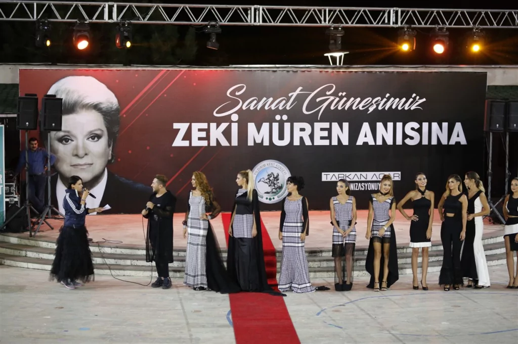 Bursa'da Zeki Müren defilesi