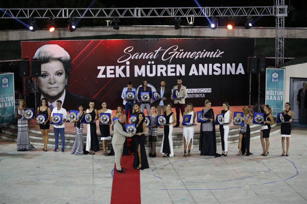 Bursa'da Zeki Müren defilesi