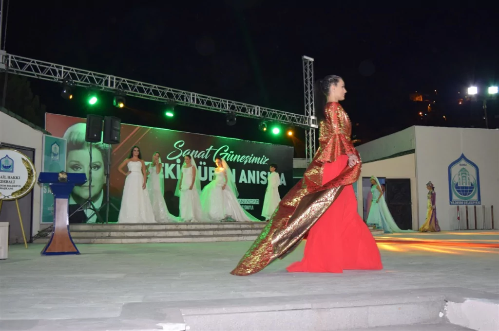 Bursa'da Zeki Müren defilesi