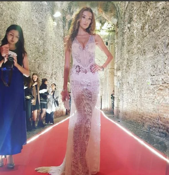 Burcu ve Özge'den transparan şov!