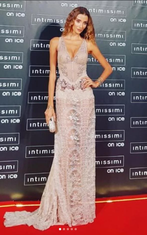 Burcu ve Özge'den transparan şov!