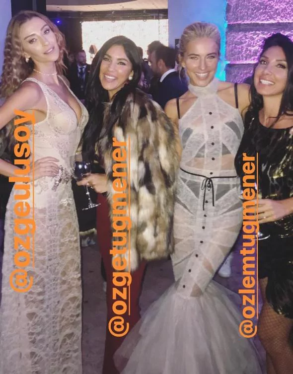 Burcu ve Özge'den transparan şov!