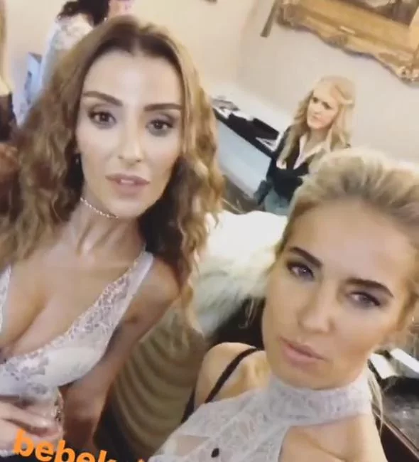 Burcu ve Özge'den transparan şov!