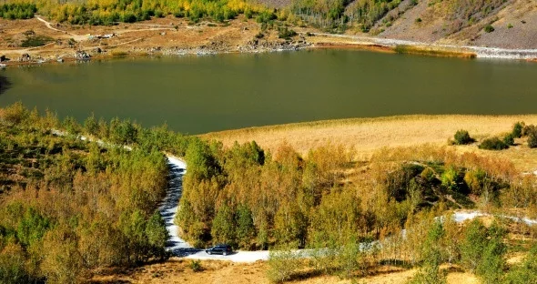 Nemrut Krater Gölü'nde sonbahar güzelliği