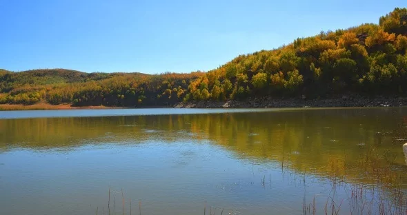 Nemrut Krater Gölü'nde sonbahar güzelliği