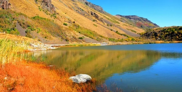 Nemrut Krater Gölü'nde sonbahar güzelliği