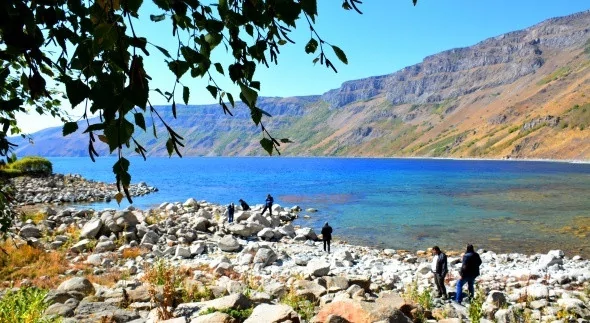 Nemrut Krater Gölü'nde sonbahar güzelliği