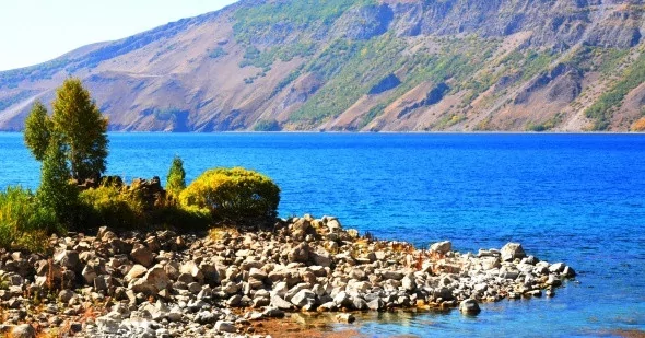 Nemrut Krater Gölü'nde sonbahar güzelliği