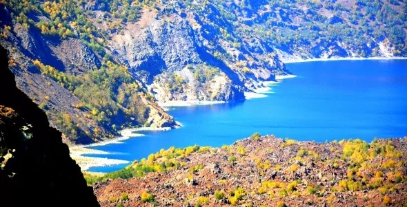Nemrut Krater Gölü'nde sonbahar güzelliği