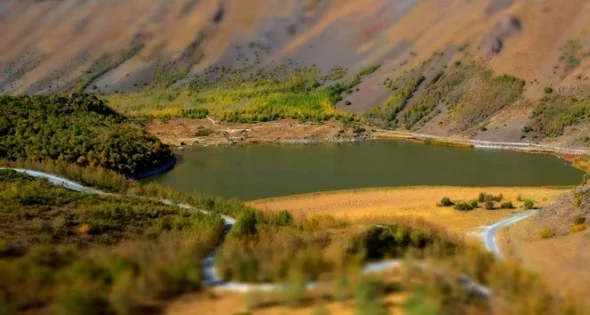 Nemrut Krater Gölü'nde sonbahar güzelliği