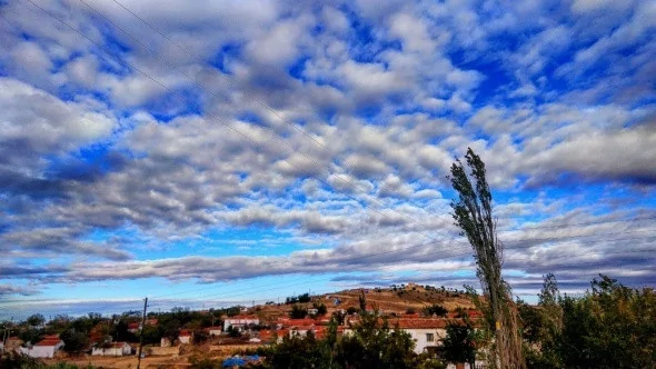 Mavi, kızıl ve beyazın gökyüzünde dansı