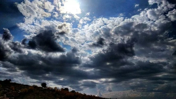 Mavi, kızıl ve beyazın gökyüzünde dansı