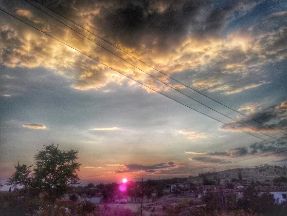 Mavi, kızıl ve beyazın gökyüzünde dansı