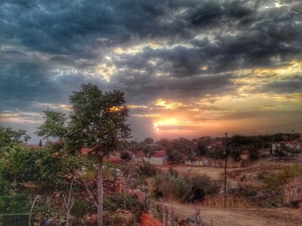 Mavi, kızıl ve beyazın gökyüzünde dansı