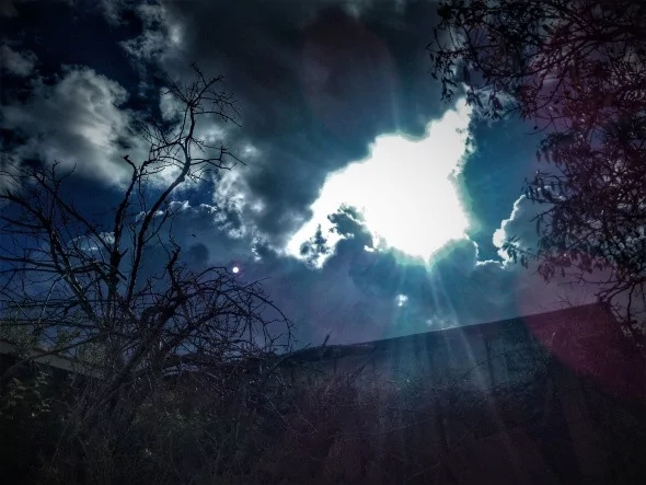 Mavi, kızıl ve beyazın gökyüzünde dansı