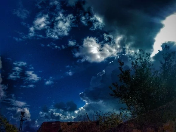 Mavi, kızıl ve beyazın gökyüzünde dansı