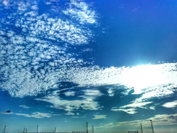 Mavi, kızıl ve beyazın gökyüzünde dansı