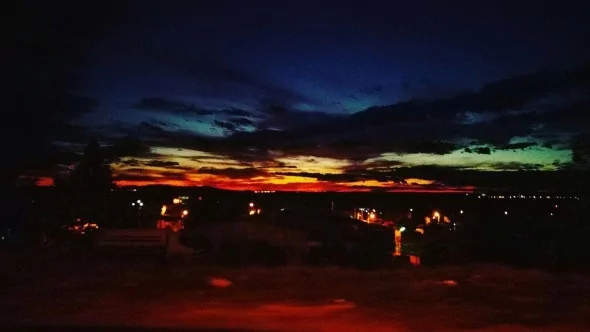 Mavi, kızıl ve beyazın gökyüzünde dansı