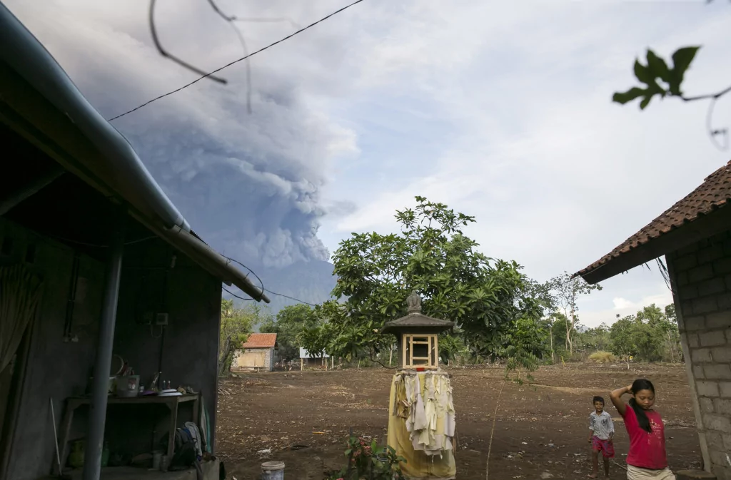 Patlamak üzere olan yanardağ alarma geçirdi