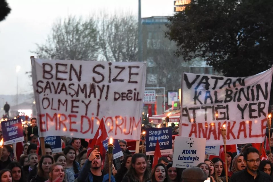 Meşaleler Çanakkale Şehitleri için yandı