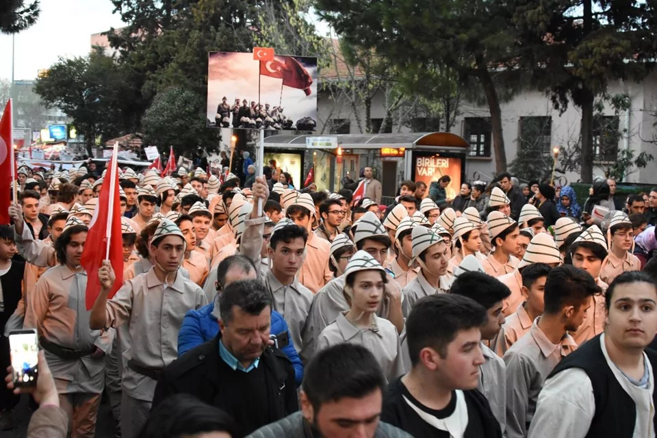 Meşaleler Çanakkale Şehitleri için yandı