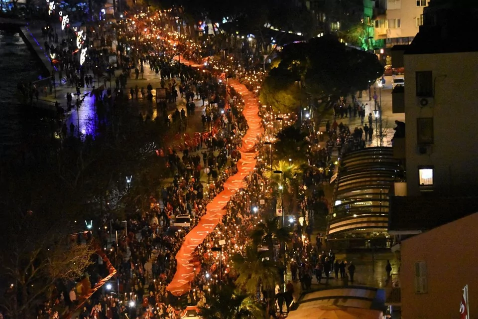 Meşaleler Çanakkale Şehitleri için yandı