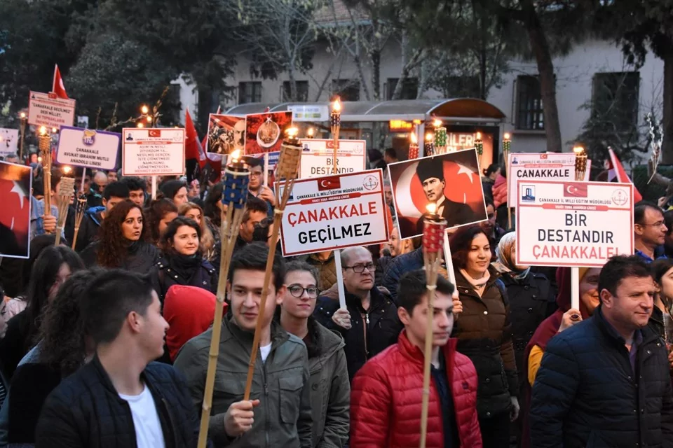Meşaleler Çanakkale Şehitleri için yandı