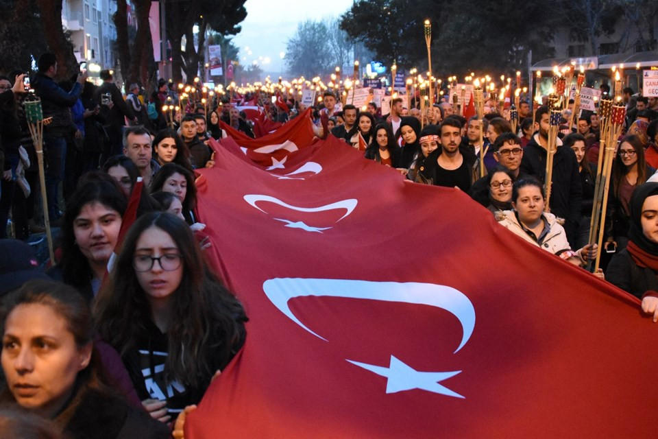 Meşaleler Çanakkale Şehitleri için yandı