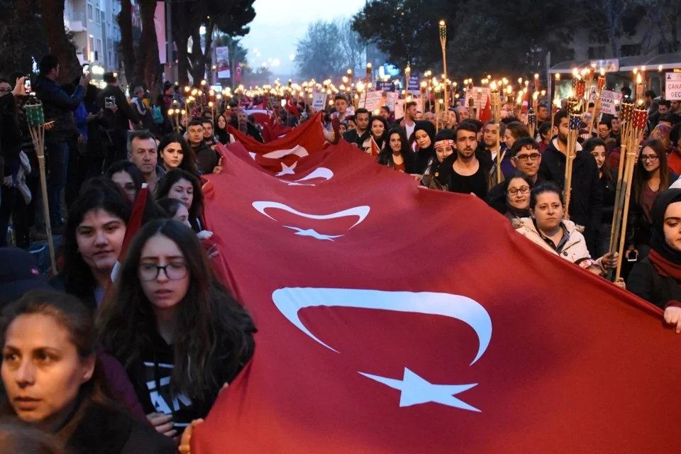 Meşaleler Çanakkale Şehitleri için yandı