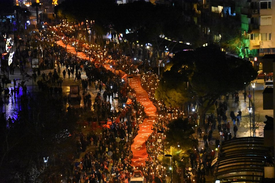 Meşaleler Çanakkale Şehitleri için yandı